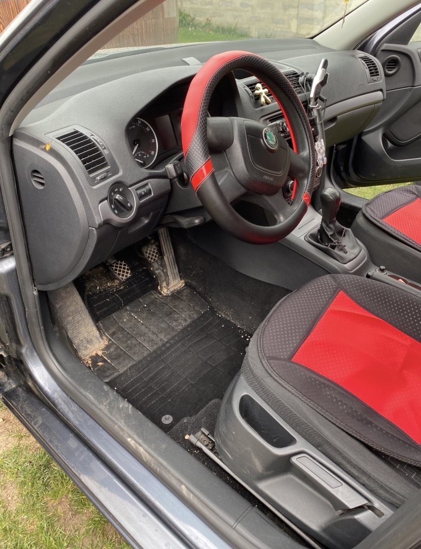 Škoda Octavia – interiér pred tepovaním | EverClean