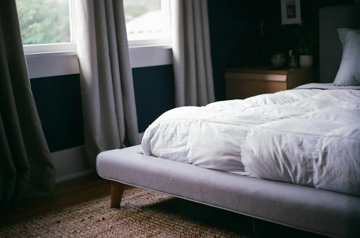 tepovanie matracov Trnava - white bed by the window during daytime